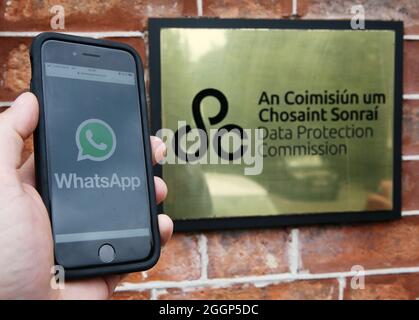 Un iPhone affichant un logo WhatsApp en dehors des bureaux de la Commission de protection des données à Dublin. WhatsApp a été frappée d'une amende de 225 millions d'euros par le commissaire à la protection des données, suite à une enquête sur les pratiques de la société en matière de RGPD. Date de la photo : jeudi 2 septembre 2021. Banque D'Images