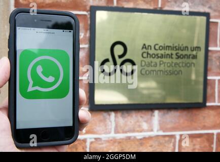 Un iPhone affichant un logo WhatsApp en dehors des bureaux de la Commission de protection des données à Dublin. WhatsApp a été frappée d'une amende de 225 millions d'euros par le commissaire à la protection des données, suite à une enquête sur les pratiques de la société en matière de RGPD. Date de la photo : jeudi 2 septembre 2021. Banque D'Images