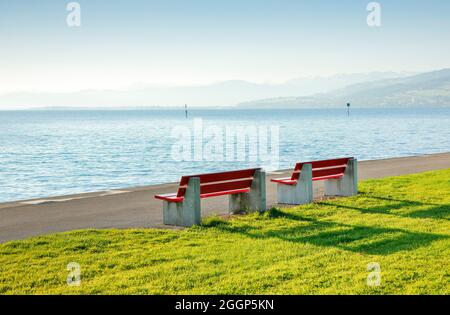 Zwei Sitzbänke am Ufer des Bodensees BEI Arbon im Thurgau, Suisse Banque D'Images