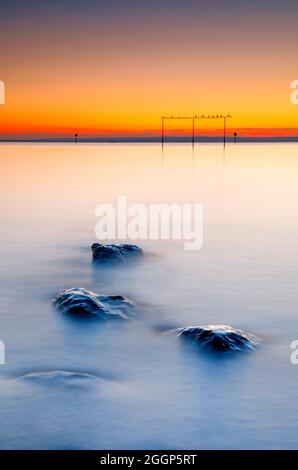 Blick von Arbon über den Bodensee BEI Sonnenaufgang mit Steinen im Vordergrund Banque D'Images