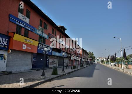 Un homme marche le long d'un marché fermé lors de restrictions strictes imposées suite à la mort du leader pro-liberté Syed Ali Shah Geelani, à Srinagar. Les autorités ont imposé jeudi une stricte répression de sécurité à Srinagar, en plaçant des barbelés et des barricades sur les routes après la mort du leader pro-liberté Syed Ali Shah Geelani. Sa famille a déclaré que le politicien âgé avait été malade pendant des années et avait été assigné à résidence pendant les 12 dernières années après avoir mené plusieurs manifestations anti-indiennes. Les services Internet et les appels vocaux ont également été suspendus dans la vallée du Cachemire. Banque D'Images