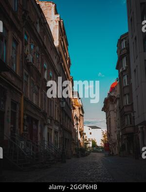 BUCAREST, ROUMANIE - 13 mai 2021 : une rue avec des bâtiments de l'ancien temps Banque D'Images