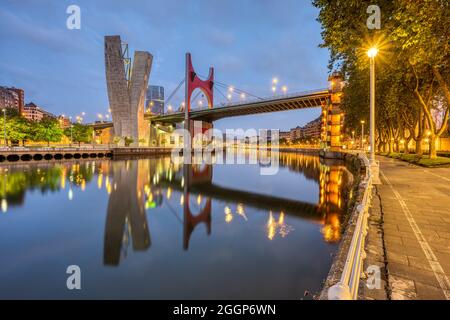 La rivière Nervion et le pont de la Salve à Bilbao à l'aube Banque D'Images