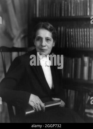 Lise Meitner (1878-1968) était un physicien autrichien qui découvrit la fission nucléaire.Cette découverte a conduit à la construction de la première bombe atomique pendant la Seconde Guerre mondialeMeitner, qui était juif, a fui l'Allemagne nazie pour la Suède en 1938.Son chercheur Otto Hahn a remporté le prix Nobel de chimie pour la fission nucléaire en 1944, mais elle n'a pas partagé le prix, que beaucoup ont trouvé injuste.Photo prise entre 1940 et 1960. Banque D'Images