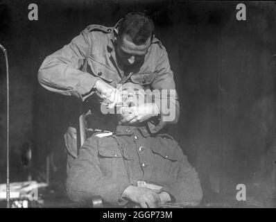 Un soldat néo-zélandais subissant une extraction dentaire à l'hôpital du corps dentaire néo-zélandais de Nielles, en France, pendant la première Guerre mondiale Banque D'Images