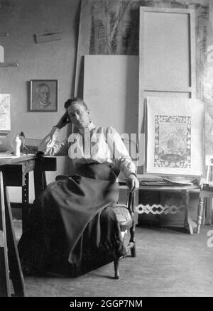 Hilma af Klint (1862-1944) dans son studio, vers 1895. Banque D'Images