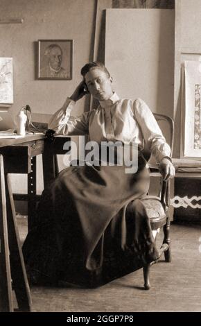 Hilma af Klint (1862-1944) dans son studio, vers 1895. Banque D'Images