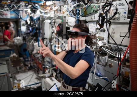 Megan McArthur, astronaute de la NASA et ingénieur de vol de l'expédition 65, porte un casque Sidekick spécialisé et teste la réalité augmentée à bord de la Station spatiale internationale, le 30 juin 2021. Banque D'Images