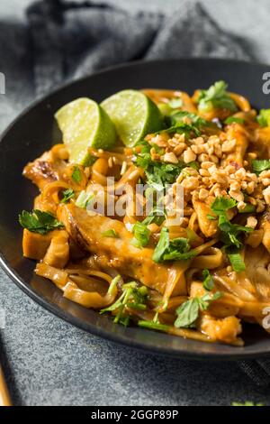Plat de poulet thaï asiatique fait maison avec citron vert et cacahuètes Banque D'Images