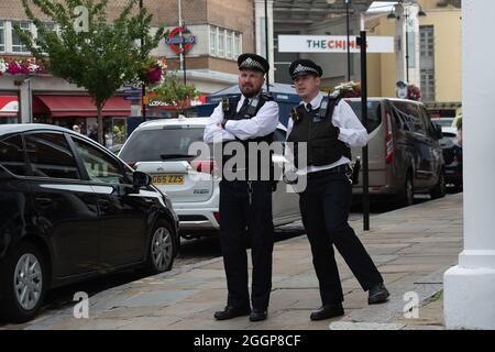 Uxbridge, quartier londonien de Hillingdon, Royaume-Uni. 2 septembre 2021. La police observait la manifestation pacifique alors que les manifestants anti HS2 étaient en vigueur aujourd'hui avec leur éléphant blanc, alors que HS2 Ltd se trouvait à Uxbridge pour leur tournée HS2 London Routewide. Les trains à grande vitesse HS2 ont détruit les anciens habitats forestiers et fauniques et sont maintenant en train de libérer de la bentonite dans les aquifères de craie qui fournissent de l'eau potable. HS2 ont également expulsé des familles de leurs foyers et de leurs terres, dont certaines n'ont pas encore reçu d'indemnisation de HS2. Crédit : Maureen McLean/Alay Live News Banque D'Images