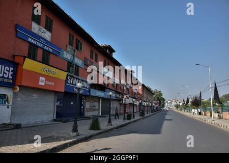 Un homme marche le long d'un marché fermé lors de restrictions strictes imposées suite à la mort du leader pro-liberté Syed Ali Shah Geelani, à Srinagar. Les autorités ont imposé jeudi une stricte répression de sécurité à Srinagar, en plaçant des barbelés et des barricades sur les routes après la mort du leader pro-liberté Syed Ali Shah Geelani. Sa famille a déclaré que le politicien âgé avait été malade pendant des années et avait été assigné à résidence pendant les 12 dernières années après avoir mené plusieurs manifestations anti-indiennes. Les services Internet et les appels vocaux ont également été suspendus dans la vallée du Cachemire. (Photo de Saqib M. Banque D'Images