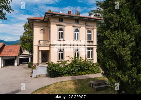 Grande et ancienne villa avec grand jardin autour de lui lors d'une journée ensoleillée d'été Banque D'Images