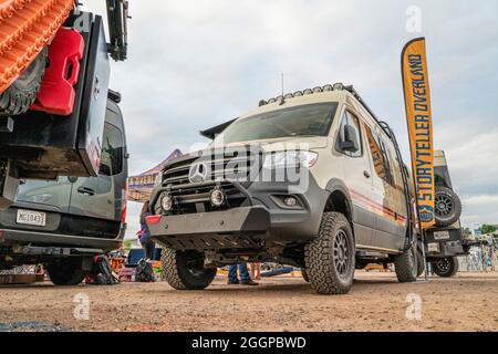 Loveland, CO, États-Unis - 29 août 2021 : FOURGONNETTE 4X4 avec capacités tout-terrain par Storyteller Overland (version EN mode Bête) à Overland Expo Mountain Banque D'Images