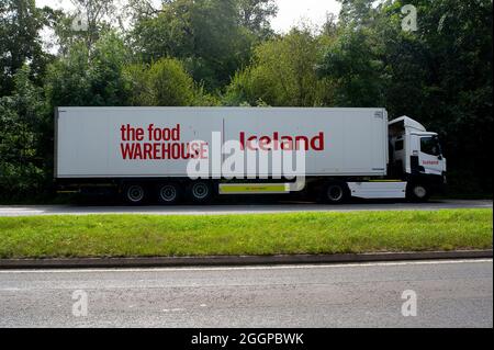 George Green, Buckinghamshire, Royaume-Uni. 2 septembre 2021. Un HGV islandais stationné dans une layette à George Green, Buckinghamshire. Richard Walker, qui est le MD des supermarchés de produits surgelés Islande, a déclaré qu'il est « criminel » que les chauffeurs de camions HGV n'aient pas été classés comme des travailleurs « essentiels et qualifiés » par le gouvernement après le Brexit. Il a mis en garde contre une pénurie possible de nourriture à Noël en raison de la pénurie continue de chauffeurs de VHG. Crédit : Maureen McLean/Alay Live News Banque D'Images