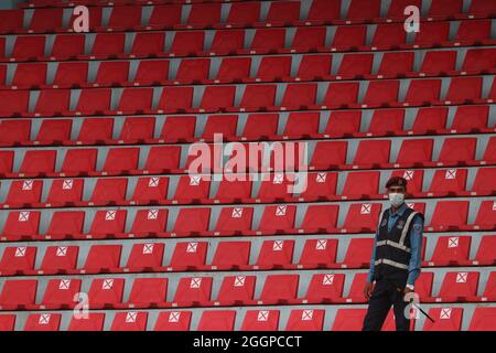 Katmandou, ne, Népal. 2 septembre 2021. Un personnel de police portant des masques chirurgicaux garde sur le paraphyte du stade de Dasarath dans la capitale Katmandou avant le match de football amical entre le Népal et l'Inde le 2 septembre 2021. Les deux nations jouées tirage au sort dans le match de jeudi, prochain match est prévu pour le 5 de ce mois. (Image de crédit : © Aryan Dhimal/ZUMA Press Wire) Banque D'Images