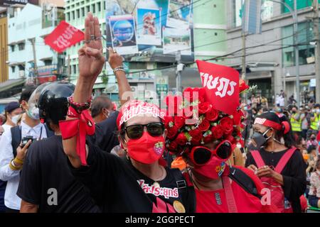 Bangkok, Thaïlande, 2 septembre 2021, deux femmes en rouge protestent pour la démission du Premier Ministre général, le général Prayut Chan-ocha. La manifestation fait partie d'une série en cours à Bangkok pour exprimer sa désaffection à l'égard de la performance du gouvernement actuel pendant la pandémie de COVID. Crédit : James Patrick/Alay Live News Banque D'Images