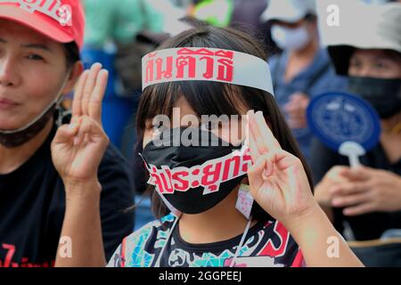Bangkok, Thaïlande, 2 septembre 2021, une fille salue les trois doigts dans le cadre d'une manifestation exigeant la démission du Premier Ministre général, le général Prayut Chan-ocha. Les manifestations font partie d'une série de manifestations en cours à Bangkok pour exprimer leur désaffection à l'égard de la performance du gouvernement actuel pendant la pandémie de COVID. Crédit : James Patrick/Alay Live News Banque D'Images