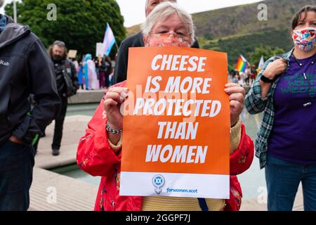 Édimbourg, Écosse, Royaume-Uni. 2 septembre 2021.manifestation en faveur des droits des femmes organisée aujourd’hui à Holyrood, à l’extérieur du Parlement écossais. Les manifestants estiment que la définition d'une femme est menacée par la loi du gouvernement écossais qui donnerait aux femmes trans les mêmes droits que les femmes. Le slogan Women WOn’t Wheesht a été adopté pour promouvoir leur mouvement. Une contre-manifestation a également été organisée par les partisans des droits des personnes trans. Les insultes ont été échangées entre les deux groupes. Iain Masterton/Alay Live News. Banque D'Images