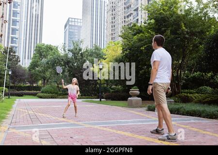 Portrait de style de vie sain familial. Petite fille aux cheveux blonds de sept ans avec père. Sports de compétition et hautes performances en tournoi Banque D'Images