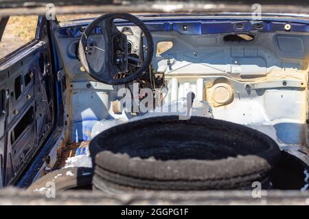 À l'intérieur d'une voiture de tourisme grillée. Les restes de mousse utilisés par les pompiers pour éteindre l'incendie. Banque D'Images