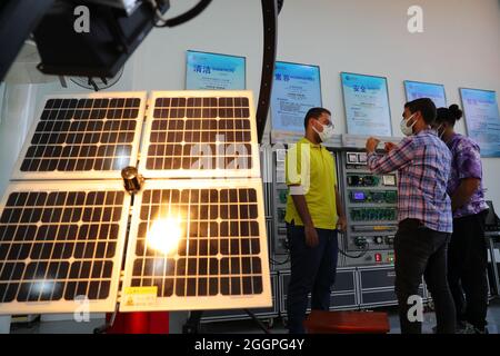 Le Caire, Égypte. 16 août 2021. Les stagiaires apprennent à simuler un système de production hybride éolien-photovoltaïque à l'atelier de Luban de la zone de formation sur les nouvelles technologies énergétiques à l'Université Ain Shams au Caire, Égypte, le 16 août 2021. POUR ALLER AVEC "Feature: L'atelier professionnel chinois en Egypte prépare les diplômés pour le marché du travail" crédit: Sui Xiankai/Xinhua/Alamy Live News Banque D'Images