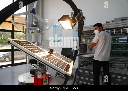 Le Caire, Égypte. 16 août 2021. Un stagiaire apprend la simulation d'un système de production hybride éolien-photovoltaïque à l'atelier de Luban de la zone de formation sur les nouvelles technologies énergétiques à l'Université Ain Shams au Caire, en Égypte, le 16 août 2021. POUR ALLER AVEC "Feature: L'atelier professionnel chinois en Egypte prépare les diplômés pour le marché du travail" crédit: Sui Xiankai/Xinhua/Alamy Live News Banque D'Images