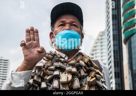 Bangkok, Thaïlande. 02 septembre 2021. Un manifestant portant des dizaines d'amulettes religieuses autour de son cou rend hommage à trois doigts pendant la manifestation. Des manifestants anti-gouvernementaux se sont rassemblés à l'intersection d'Asok pour demander la démission de Prayut Chan-O-Cha, premier ministre thaïlandais à cause de l'échec du gouvernement à gérer la crise du coronavirus COVID-19. Crédit : SOPA Images Limited/Alamy Live News Banque D'Images