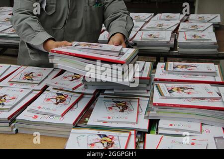 Mexico, Mexique. 1er septembre 2021. MEXICO, MEXIQUE - 1ER SEPTEMBRE : un travailleur de l'éducation livre des fournitures scolaires gratuites, pendant le programme scolaire de retour à l'école, de commencer l'année scolaire après plusieurs mois de confinement, pour la maladie du coronavirus, à l'intérieur de l'école secondaire technique numéro 36. Le 1er septembre 2021 à Mexico, Mexique. (Photo par Angel Morales Rizo/Eyepix Group/Sipa USA) crédit: SIPA USA/Alay Live News Banque D'Images