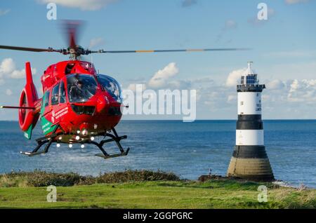 L'ambulance aérienne rouge part de Penmon Anglesey Banque D'Images