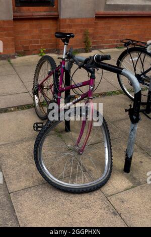 Bicyclette garée avec une roue avant bouclée. Stratford-upon-Avon, Royaume-Uni Banque D'Images