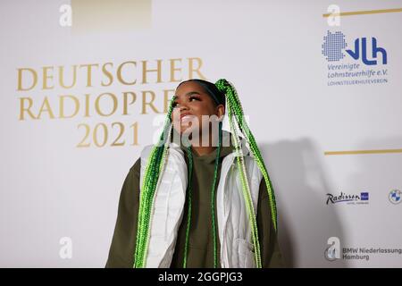 Hambourg, Allemagne. 02 septembre 2021. Le chanteur Zoe Wees marche sur le tapis rouge lors des Prix de la radio allemande 2021. Le prix est décerné en dix catégories. Il n'est pas doté. Credit: Christian Charisius/dpa/Alay Live News Banque D'Images