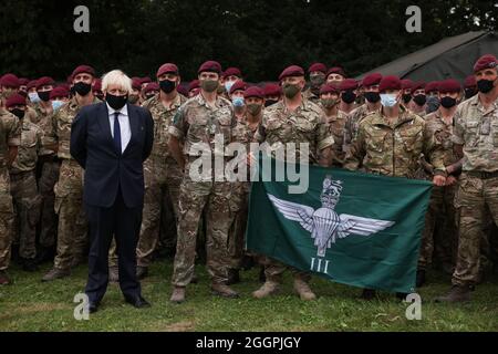 Le Premier ministre Boris Johnson rencontre des membres de la Brigade d'assaut aérienne 16 au quartier général de la Brigade à la caserne Merville de Colchester, Essex, Suite à leur récent déploiement en Afghanistan pour permettre l'évacuation en toute sécurité des ressortissants britanniques et des Afghans qui ont travaillé aux côtés des forces britanniques et qui ont eu le droit de s'installer au Royaume-Uni. Date de la photo : jeudi 2 septembre 2021. Banque D'Images