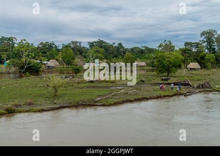 LORETO, PÉROU - 13 JUILLET 2015 : petit village dans une jungle péruvienne de la région de Loreto Banque D'Images