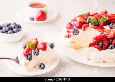 Délicieux gâteau Pavlova aux fraises fraîches et aux myrtilles, sélectif Banque D'Images