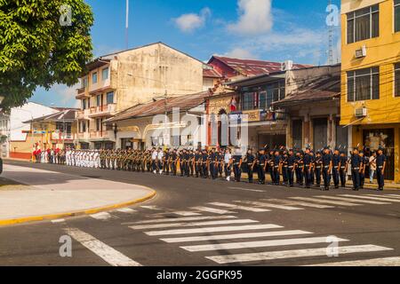 IQUITOS, PÉROU - 19 JUILLET 2015 : défilé militaire sur la place Plaza de Armas à Iquitos. Banque D'Images