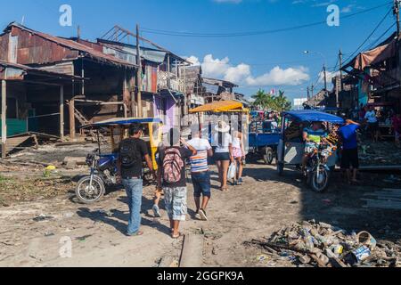 IQUITOS, PÉROU - 19 JUILLET 2015 : environs du port de Bellavista Nanay à Iquitos, Pérou Banque D'Images