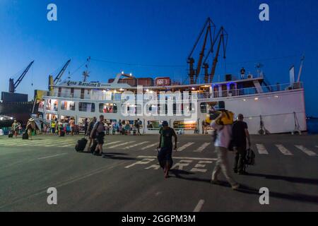 SANTAREM, BRÉSIL - 28 JUILLET 2015 : bateau Anna Karoline II ancré dans un port fluvial de Santarem. Banque D'Images
