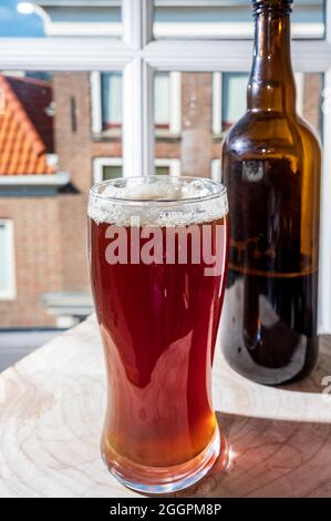 Boire de la bière foncée avec vue sur la rue dans la vieille ville de Zierikzee, Zeeland, pays-Bas, gros plan Banque D'Images