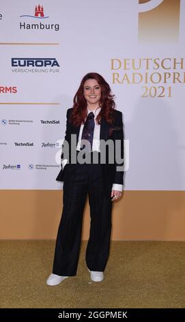 Hambourg, Allemagne. 02 septembre 2021. Tahnee Schaffarczyk, actrice, marche le tapis rouge aux Prix de la radio allemande 2021. Le Prix de la radio allemande est décerné en dix catégories. Il est non doté. Credit: Daniel Reinhardt/dpa/Alay Live News Banque D'Images