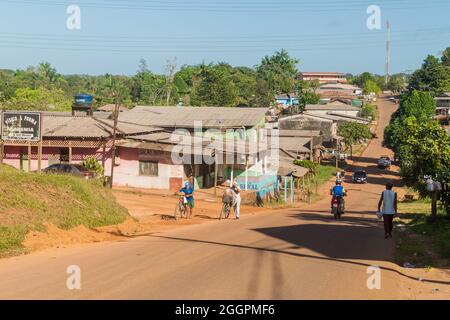 OIAPOQUE, BRÉSIL - 1 AOÛT 2015 : vue sur une rue de la ville d'Oiapoque. Banque D'Images