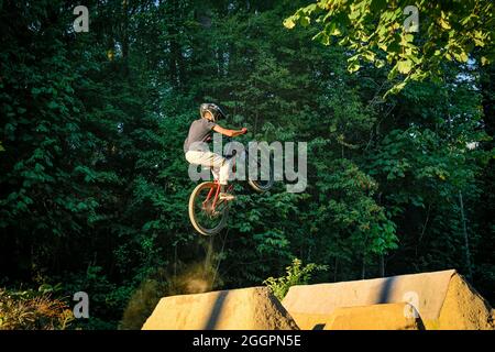 BMX Bike Jumping, Lotet Dirt saute skillpark, North Vancouver, Colombie-Britannique, Canada Banque D'Images