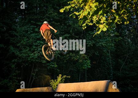 BMX Bike Jumping, Lotet Dirt saute skillpark, North Vancouver, Colombie-Britannique, Canada Banque D'Images