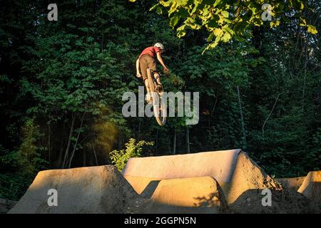 BMX Bike Jumping, Lotet Dirt saute skillpark, North Vancouver, Colombie-Britannique, Canada Banque D'Images