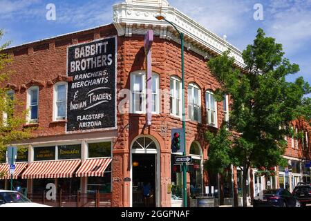 Historique Babbit Brothers, est 1888, avec ranchers, marchands, et Indian Traders panneau, N. San Francisco Street, centre-ville de Flagstaff, Arizona, États-Unis. Banque D'Images