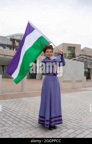 Édimbourg, Écosse, Royaume-Uni. 2 septembre 2021.manifestation en faveur des droits des femmes organisée aujourd’hui à Holyrood, à l’extérieur du Parlement écossais. Les manifestants estiment que la définition d'une femme est menacée par la loi du gouvernement écossais qui donnerait aux femmes trans les mêmes droits que les femmes. Le slogan Women WOn’t Wheesht a été adopté pour promouvoir leur mouvement. Une contre-manifestation a également été organisée par les partisans des droits des personnes trans. Les insultes ont été échangées entre les deux groupes. Pic; femme en costume de suffragette à l'extérieur du Parlement. Iain Masterton/Alay Live News. Banque D'Images