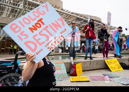 Édimbourg, Écosse, Royaume-Uni. 2 septembre 2021.manifestation en faveur des droits des femmes organisée aujourd’hui à Holyrood, à l’extérieur du Parlement écossais. Les manifestants estiment que la définition d'une femme est menacée par la loi du gouvernement écossais qui donnerait aux femmes trans les mêmes droits que les femmes. Le slogan Women WOn’t Wheesht a été adopté pour promouvoir leur mouvement. Une contre-manifestation a également été organisée par les partisans des droits des personnes trans. Les insultes ont été échangées entre les deux groupes. Pic ; démonstration du compteur de scène des Trans activistes. Iain Masterton/Alay Live News. Banque D'Images