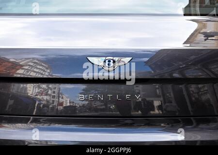 Londres, Angleterre - août 2021 : vue rapprochée de l'écusson à l'arrière d'une voiture de luxe Bentley Banque D'Images