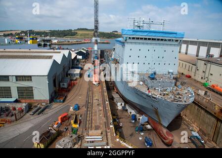 Falmouth, Cornouailles, Angleterre, Royaume-Uni. 2021. Le navire RFA Cardigan Bay dans un quai sec en cours de remise en état. Les entrepreneurs repeignent le navire. Banque D'Images