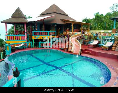 Piscine et espace de divertissement dans le complexe de l'hôtel. Samui , Tailand - 03.01.2017 Banque D'Images