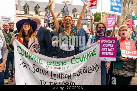 Édimbourg, Écosse, Royaume-Uni. 2 septembre 2021.manifestation en faveur des droits des femmes organisée aujourd’hui à Holyrood, à l’extérieur du Parlement écossais. Les manifestants estiment que la définition d'une femme est menacée par la loi du gouvernement écossais qui donnerait aux femmes trans les mêmes droits que les femmes. Le slogan Women WOn’t Wheesht a été adopté pour promouvoir leur mouvement. Une contre-manifestation a également été organisée par les partisans des droits des personnes trans. Les insultes ont été échangées entre les deux groupes. Iain Masterton/Alay Live News. Banque D'Images